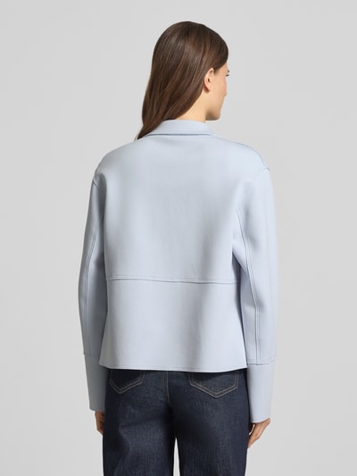 Frauenmodel trägt Blazer mit Kentkragen und aufgesetzten Pattentaschen von WHITE LABEL im hellblauen Baumwoll-Mix mit Stretch-Anteil, gerader Schnitt, verdeckter Verschluss, Rückenlänge 57 cm, Brustweite 51 cm, Ärmellänge 61 cm, glatte Oberfläche, Ganzkörperansicht Rückansicht.
