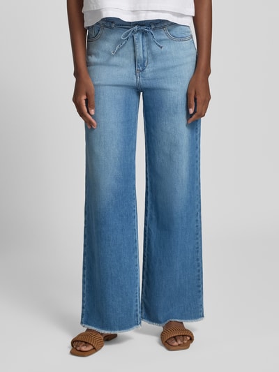 Vrouwenmodel draagt Barrel Fit Jeans met Franjes en Vetersluiting van Buena Vista, lichtblauw, mix van katoen en lyocell, Steekzakken, gerafelde zoom, Bandwijdte maat S 38 cm, Binnenbeenlengte maat S 68 cm, voorkant, detailopname bovenbenen.