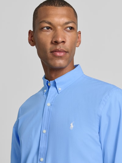 Mannelijk model draagt lichtblauw slim fit vrijetijdsoverhemd uit katoenmix, Slim Fit Freizeithemd aus Baumwoll-Mix van Polo Ralph Lauren, close-up bovenlichaam.
