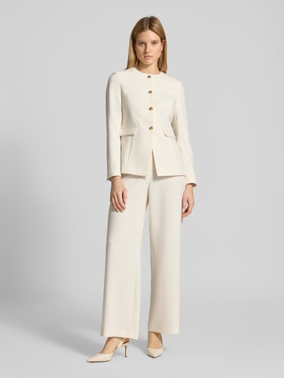 Frauenmodel trägt Blazer mit Schmuckknöpfen von Jake*s Collection, Material-Mix mit Viskose-Anteil, Regular-Fit, Rundhalsausschnitt, Pattentaschen, hell, Ganzkörperansicht von vorne.