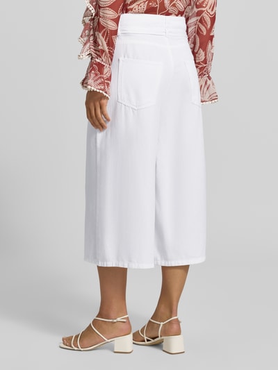 Vrouwenmodel draagt Culotte im 5-Pocket-Design mit Bindegürtel van Oui, lyocellmix, loose fit, knoop- en ritssluiting, 5-pocketmodel, strikceintuur, bandwijdte maat 36: 39 cm, binnenbeenlengte maat 36: 49 cm, wit, rechte vormen, gladde textuur. Volledige lichaamsaanzicht achteraan.