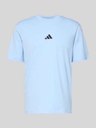 Produktfoto, hellblaues T-Shirt mit Label-Detail von adidas Sportswear, Herren T-Shirt aus reiner Baumwolle, Regular-Fit, gerippter Rundhalsausschnitt, Rückenlänge 74 cm in Größe M