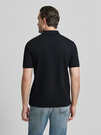 Męski model nosi Regular Fit Poloshirt mit Logo-Stitching od Gant, czarny kolor, elastyczna bawełna, krój regular fit, całkowity tył.