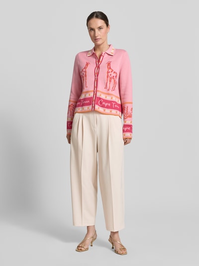 Frauenmodel trägt Straight Fit Cropped Hose mit Bügelfalten von Smith and Soul im soften Beige mit Bügelfalten, Material-Mix mit Viskose-Anteil, Bundweite 42 cm, Innenbeinlänge 65 cm, Ganzkörperansicht von vorne.