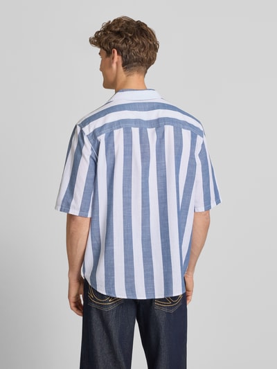 Männermodel trägt Relaxed Fit Freizeithemd aus reiner Baumwolle Modell 'TES' von Only & Sons, Optik:Allover-Muster, Gestreift, Ganzkörperansicht Rückansicht