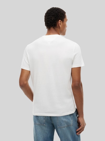 Męski model nosi Slim Fit T-Shirts aus reiner Baumwolle im 2er-Pack von Tommy Jeans, efekt: więcej kolorów, krój slim fit, okrągły dekolt, krótki rękaw, wyhaftowane logo, materiał: bawełna, całkowity tylny widok