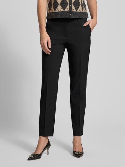 Frauenmodel trägt Stoffhose mit Bügelfalten von Betty Barclay in Schwarz, Material-Mix mit Stretch-Anteil, schmaler Schnitt, Ganzkörperansicht von vorne.