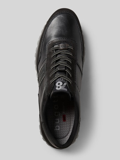 Produktfoto, Sneaker mit Label-Detail Modell 'Philip' von Bugatti aus Echtleder, abgerundete Spitze, strukturierte Sohle, Schnürverschluss, Absatzhöhe 3 cm, Schafthöhe 9 cm, Schaftweite 8 cm, schwarze und graue Farbtöne, schlichte Oberflächenstruktur.