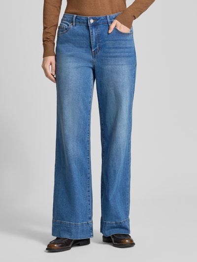 Frauenmodel trägt Flared Jeans mit 5-Pocket-Design von Buena Vista in mittlerem Blau, Baumwoll-Mix, Ganzkörperansicht von vorne.