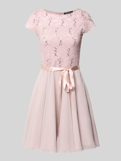 Produktfoto, Cocktailkleid mit Spitzenbesatz und Bindegürtel von SWING w kolorze pudrowego różu, A-linia, cekiny, materiał z domieszką stretch, mini, elegancka tekstura.