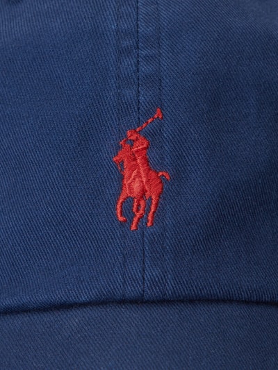 Productfoto, Basecap uit zuiver katoen van Polo Ralph Lauren, effen blauw met geborduurd rood logo, zichtbare textuur, detailopname.