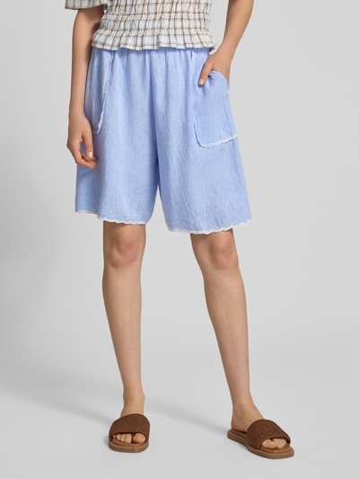 Vrouwenmodel draagt Bermudas met Leinen-Anteil und Kontrastkanten van Christian Berg Woman, lichtblauw, Viscosemix met linnen, loose fit, elastische band, contrasterende randen, bandwijdte maat 36 37 cm, binnenbeenlengte maat 36 21 cm, geheellichaamsvooraanzicht