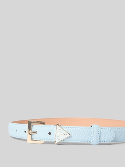Produktfoto, hellblauer Gürtel aus echtem Kalbsleder Modell 'Noelle' von Guess, schmale Passform, goldene Pinschließe, Logo-Detail, glatte Struktur.