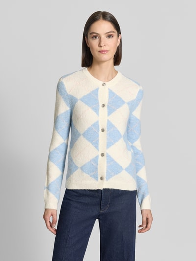 Frauenmodel trägt Regular Fit Strickjacke mit Woll-Anteil von Christian Berg Woman Selection, rautenförmiges Muster in Weiß und Hellblau, elastischer Material-Mix, gerippte Abschlüsse, durchgängige Knopfleiste, Langarm, Kontext: Damen Strickjacke, Ganzkörperansicht von vorne.