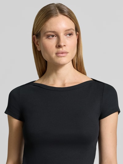 Frauenmodel trägt T-Shirt mit U-Boot-Ausschnitt von Jake*s Casual aus schwarzem Baumwoll-Mix in Feinripp, körpernah geschnitten, Nahaufnahme Oberkörper.