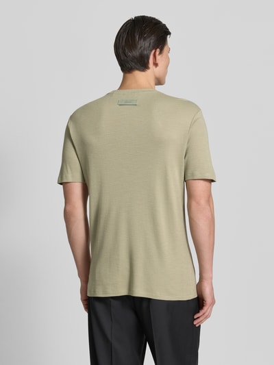 Mannelijk model draagt Regular Fit T-shirt uit lyocell-linnen-mix model 'DULEROSTEE' van HUGO, look: effen, labelapplicatie, ronde hals, korte mouw, mix van lyocell en linnen, ganzekostuum achteraanzicht.