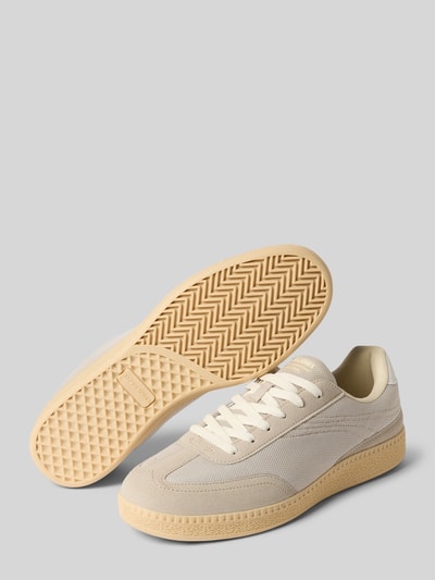Produktfoto, Sneaker mit Schnürung und Gummisohle Modell 'SUMMIT' von Jack & Jones, beige mit Label-Detail, abgerundete Spitze, genoppte Struktur, Absatzhöhe 3 cm, Schafthöhe 8 cm, Schaftweite 7 cm, Sohlenprofil sichtbar