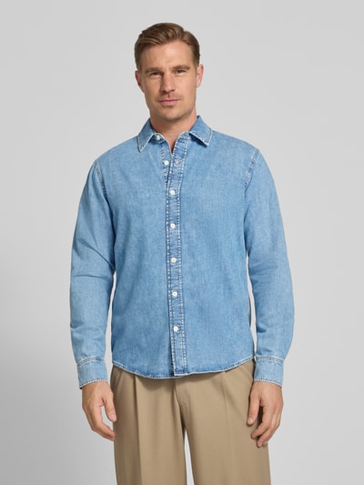 Männermodel trägt Regular Fit Jeanshemd mit Kentkragen von Gant in hellem Blau aus Reine Baumwolle mit durchgängiger Knopfleiste, Langärmelig, Rückenlänge 76 cm, Schulterbreite 48 cm, Ärmellänge 68 cm, Ganzkörperansicht von vorne.