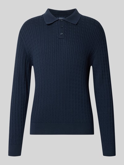 Produktfoto, Strickpullover mit Polokragen und kurzer Knopfleiste von MCNEAL, bawełna, krój regular fit, Ścieg warkoczowy, prążkowane wykończenia, długość tyłu w rozmiarze M: 71 cm, długość rękawa w rozmiarze M: 78 cm