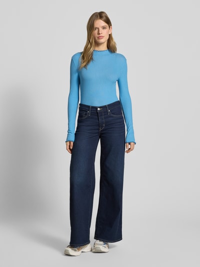 Frauenmodel trägt Slim Fit Langarmshirt aus Lyocell-Mix von Marc O'Polo Denim, Optik: unifarben, Muster: gestreift, Ganzkörperansicht von vorne.
