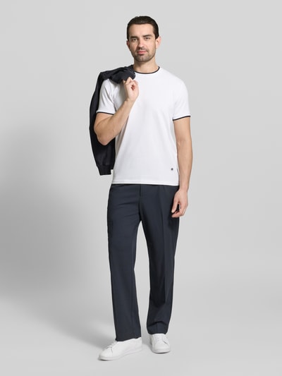 Männermodel trägt T-Shirt mit Rundhalsausschnitt und Kontraststreifen von Manuel Ritz, Baumwoll-Elasthan-Mix, Slim Fit, vorne Ganzkörperansicht.
