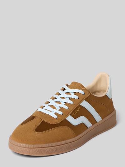Produktfoto, Sneakersy z mieszanki skóry o zaokrąglonym kroju, model 'Cuzima' od Gant, nadruk z logo, wiązanie, wysokość obcasa 3 cm, wysokość cholewki 7 cm, szerokość w rozmiarze 40: 8 cm, kolor brązowy i biały, teksturowana podeszwa