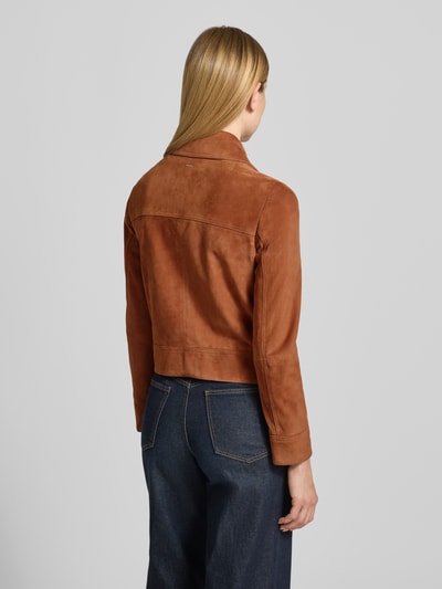 Modelka nosi Regular Fit Lederjacke aus echtem Ziegenleder Modell 'SAMARO' od BOSS, kurtka w kolorze brązowym, gładka faktura, widok całej sylwetki z tyłu, kontekst: damska kurtka skórzana / ekoskórzana od BOSS.
