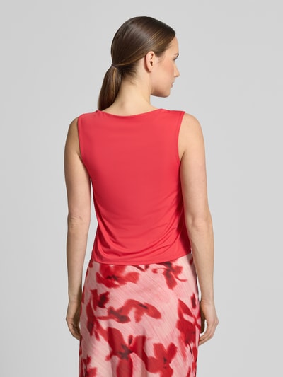 Männermodel trägt Top mit Rundhalsausschnitt von Christian Berg Woman Selection, czerwony, prosty krój, elastyczny materiał, długość tyłu 49 cm, Ganzkörperansicht Rückansicht.