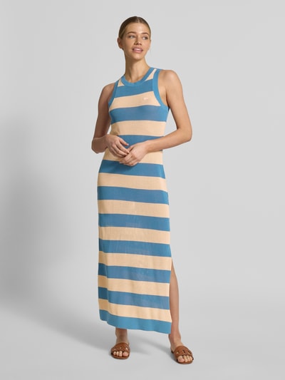 Frauenmodel trägt Enganliegendes Strickkleid aus reiner Baumwolle von Lacoste in Two-Tone-Optik mit Streifen, Logo-Stitching, Rundhals, Midi-Länge, Seitenschlitz, ohne Ärmel, Materialverarbeitung Strick, Ganzkörperansicht von vorne.