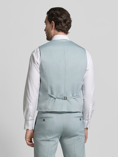 Männermodel trägt Regular Fit Weste aus Viskose-Mix mit V-Ausschnitt von JOOP! Collection in Hellblau, Ganzkörperansicht Rückansicht.
