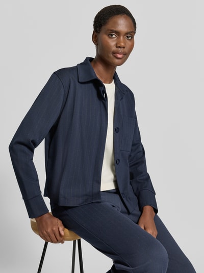 Frauenmodel trägt Regular Fit Sweatjacke aus Viskose-Mix Modell 'BETTE' von Brax in Dunkelblau mit feiner Struktur, Nahaufnahme Oberkörper, Damen Sweatjacke von Brax.