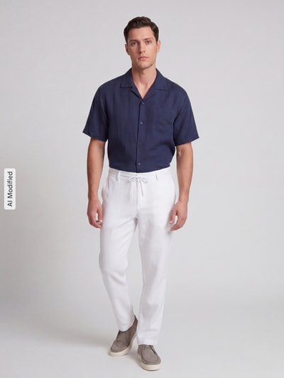 Männermodel trägt Regular Fit Leinenhose aus reinem Leinen von MCNEAL in Weiß mit Schnürung und Gesäßtaschen, Ganzkörperansicht von vorne.