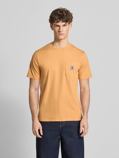 Mannelijk model draagt Regular Fit T-Shirt met Logo-Patch van Carhartt Work In Progress in puur katoen met borstzak en ronde hals, voorkant volledig zichtbaar, regular fit, ruglengte bij maat M 70 cm. Ganzkörperansicht van voren.