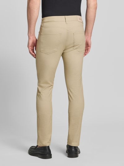Männermodel trägt Slim Fit Modell Chino aus Baumwoll-Mix 'DELAWARE5' von BOSS in Optik: Unifarben mit 5-Pocket-Design, Ganzkörperansicht Rückansicht.