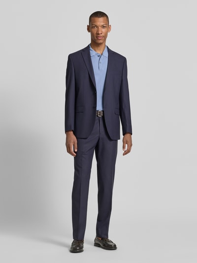 Männermodel trägt Regular Fit Poloshirt in Strick-Optik von Christian Berg Men in Blau, Reine Baumwolle, Polokragen, Kurzärmelig, Ganzkörperansicht von vorne.