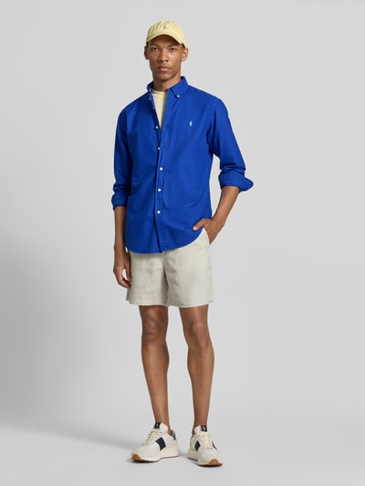 Männermodel trägt Regular Fit Freizeithemd aus reiner Baumwolle von Polo Ralph Lauren in Blau, Ganzkörperansicht von vorne.