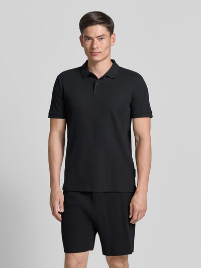 Männermodel trägt Regular Fit Poloshirt aus reiner Baumwolle von Tom Tailor Denim in Optik: Unifarben, Materialverarbeitung: Ripp, Ganzkörperansicht von vorne.