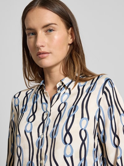 Frauenmodel trägt Hemdbluse mit Knopfleiste von Eterna, reine Viskose, lockerer Schnitt, Hemdblusenkragen, Nahaufnahme Oberkörper.