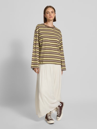 Vrouwenmodel draagt Relaxed Fit Langarmshirt uit puur katoen van Gina Tricot, dames, gestreept, ronde hals, ruglengte maat S 62 cm, geheel aanzicht voorkant.