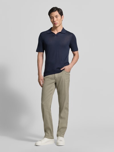 Männermodel trägt Regular Fit Stoffhose aus Baumwoll-Leinen-Mix Modell 'CADIZ' von Brax, Optik: Unifarben, Ganzkörperansicht von vorne.