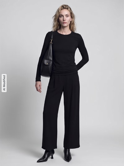 Frauenmodel trägt Regular Fit Langarmshirt aus Viskose-Mix Modell 'MULTIE' von Max Mara, Damen Langarmshirt von Weekend Max Mara, Ganzkörperansicht von vorne, KI-modifiziertes Bild.