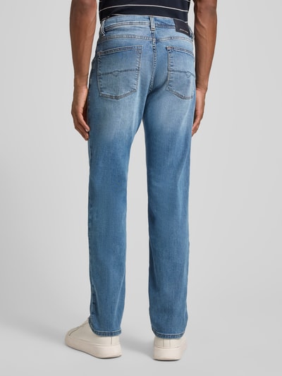 Männermodel trägt Regular Fit Jeans mit Eingrifftaschen Modell 'Dijon' von Pierre Cardin aus Baumwoll-Mix mit Stretch-Anteil, Ganzkörperansicht Rückansicht.