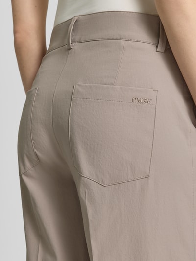 Frauenmodel trägt Stoffhose mit Eingrifftaschen Modell 'CARA' von Cambio in Beige, glatte Textur, Detailaufnahme Gesäßpartie. Damen Stoffhose, Wide Leg Fit, Haken- und Reißverschluss, Bügelfalte, französische Eingrifftaschen, Bundweite 40 cm, Innenbeinlänge 69 cm bei Größe 36.