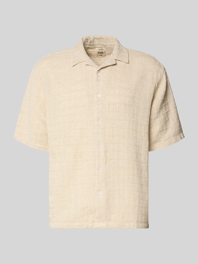 Produktfoto, Oversized Freizeithemd mit Strukturmuster Modell 'Corey' von Redefined Rebel aus Baumwoll-Leinen-Mix in Beige, strukturierte Oberfläche, Reverskragen, Knopfleiste, Oversized-Fit, Herren.