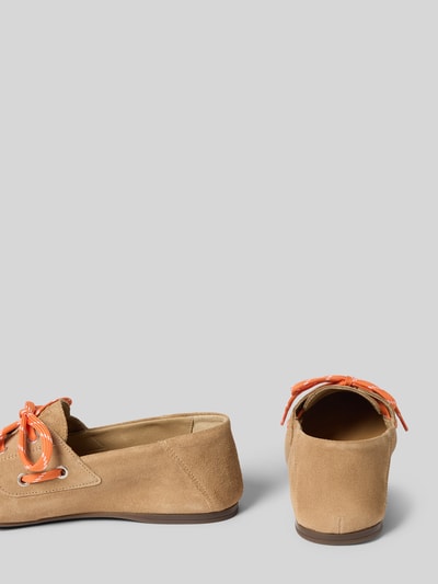 Produktfoto, Schnürschuhe aus Veloursleder Modell 'SIANA 2B' von Marc O'Polo, beige, runde Form, flache Sohle, orange Schnürung, unifarbene Optik, strukturierte Sohle, Echtleder, Detailansicht von hinten und seitlich.