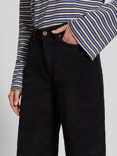 Vrouwenmodel draagt zwarte Wide Leg Cordhose aus Baumwoll-Mix model 'HOPE' van ONLY, Dames Cordhose, close-up taille tot dijen