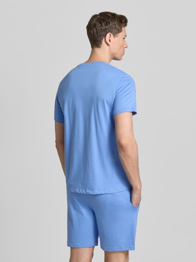 Männermodel trägt Regular Fit Pyjama-Oberteil aus reiner Baumwolle Modell 'CREW-SLEEP-TOP' von Polo Ralph Lauren Underwear in Optik: Unifarben, mit Logo-Stitching und Label Print, Crew Neck, Kurzarm und weicher Textur, Ganzkörperansicht Rückansicht.