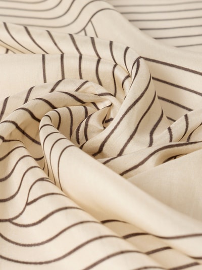 Produktfoto, Tuch aus Modal-Seide-Mix im Allover-Look von Comma, beigefarbene Grundfarbe mit dunkelbraunen Streifen, glatte Textur, zeigt Detailansicht des Materials und Musters, Maße 90 cm x 90 cm.