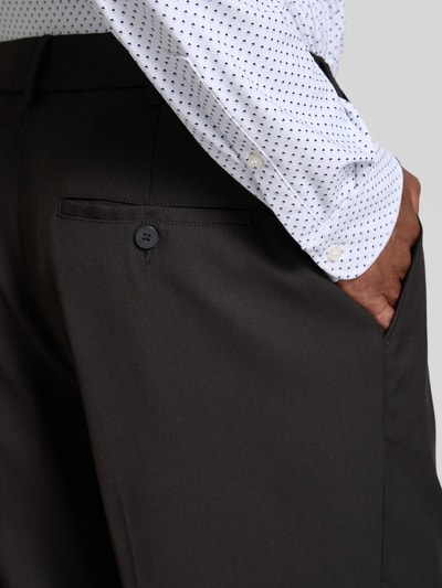 Männermodel trägt Straight Fit Hose mit Viskose-Anteil von Jake*s, dunkle Farbe, glatte Struktur, Gesäßtasche sichtbar, Nahaufnahme Rückansicht. Elastischer Material-Mix, Bundfalten, Eingriff- und Gesäßtaschen, Knopf- und Reißverschluss, Bundweite 44 cm, Innenbeinlänge 78 cm bei Größe M.