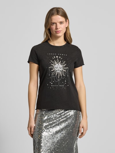 Kobiece modelka nosi Damski t-shirt Regular Fit T-Shirt aus reiner Baumwolle Modell 'LUCY' od ONLY, efekt: jednolity kolor, nadruk z motywem, okrągły dekolt, krótki rękaw, zrolowany brzeg, dżersej, bawełna; widok całej sylwetki z przodu.